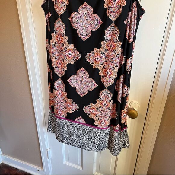Haani Pink and Black A-line Dress with V-neck Sleeveless Design - Picture 3 of 5